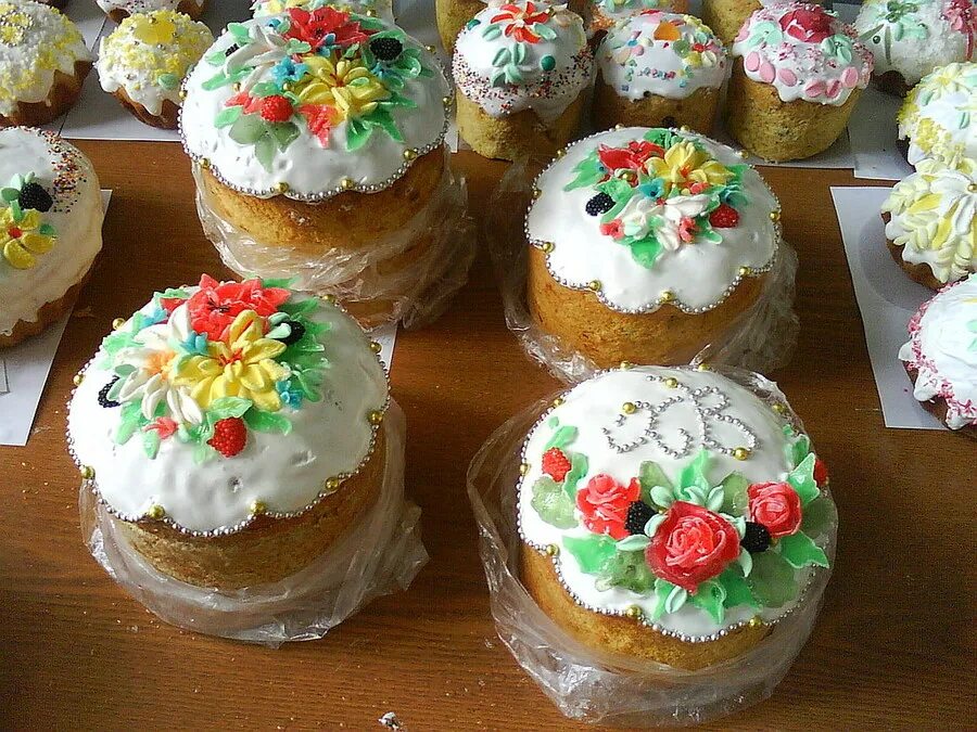 Украшение куличей каркаде. Пасхальный кулич декор. Кулич «пасхальный». Как украсить пасху фото. Дивеевские куличи.