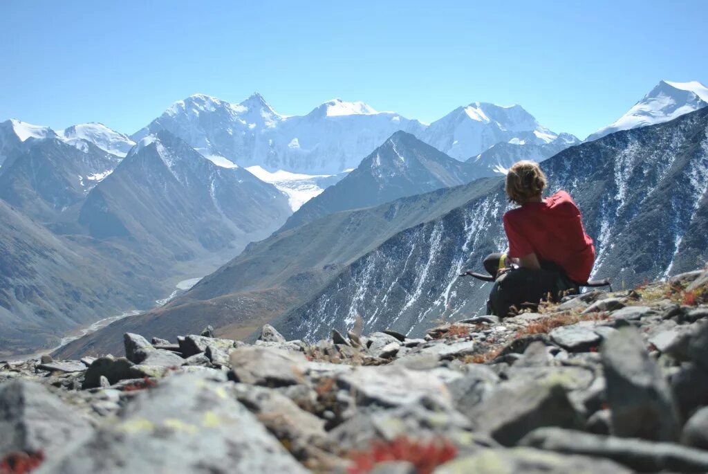 Треккинг белуха. Треккинг к подножию горы белух. Гора Белуха Алтай туристы. Туристы у подножья горы Белуха Алтай. Высотник Белуха.