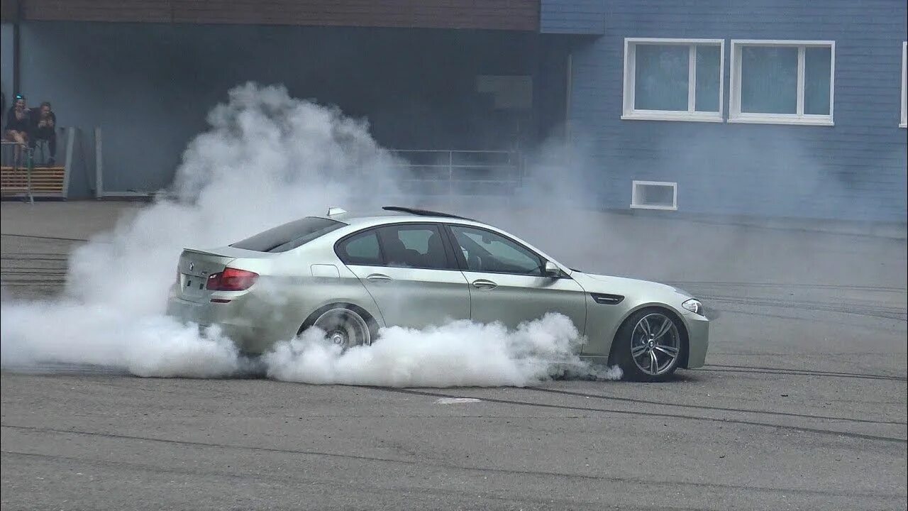 M5 drift. BMW e60 дрифт. BMW m5 e60 бернаут. BMW f10 Drift. BMW m5 e60 дрифт.