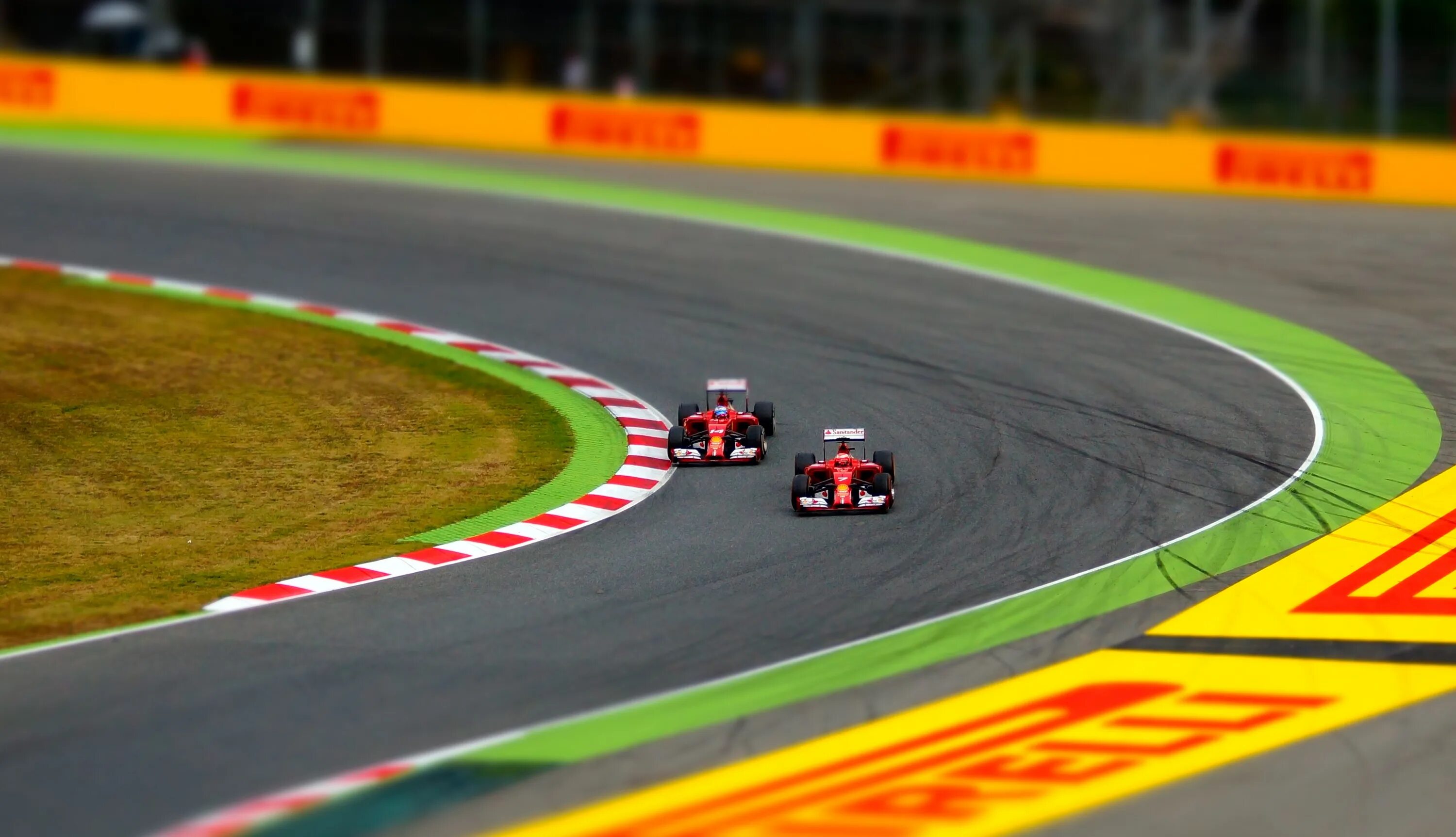 Track race. Старт гонки f1. трек формула 1. formula 1 racer. трасса f1 поребрик.