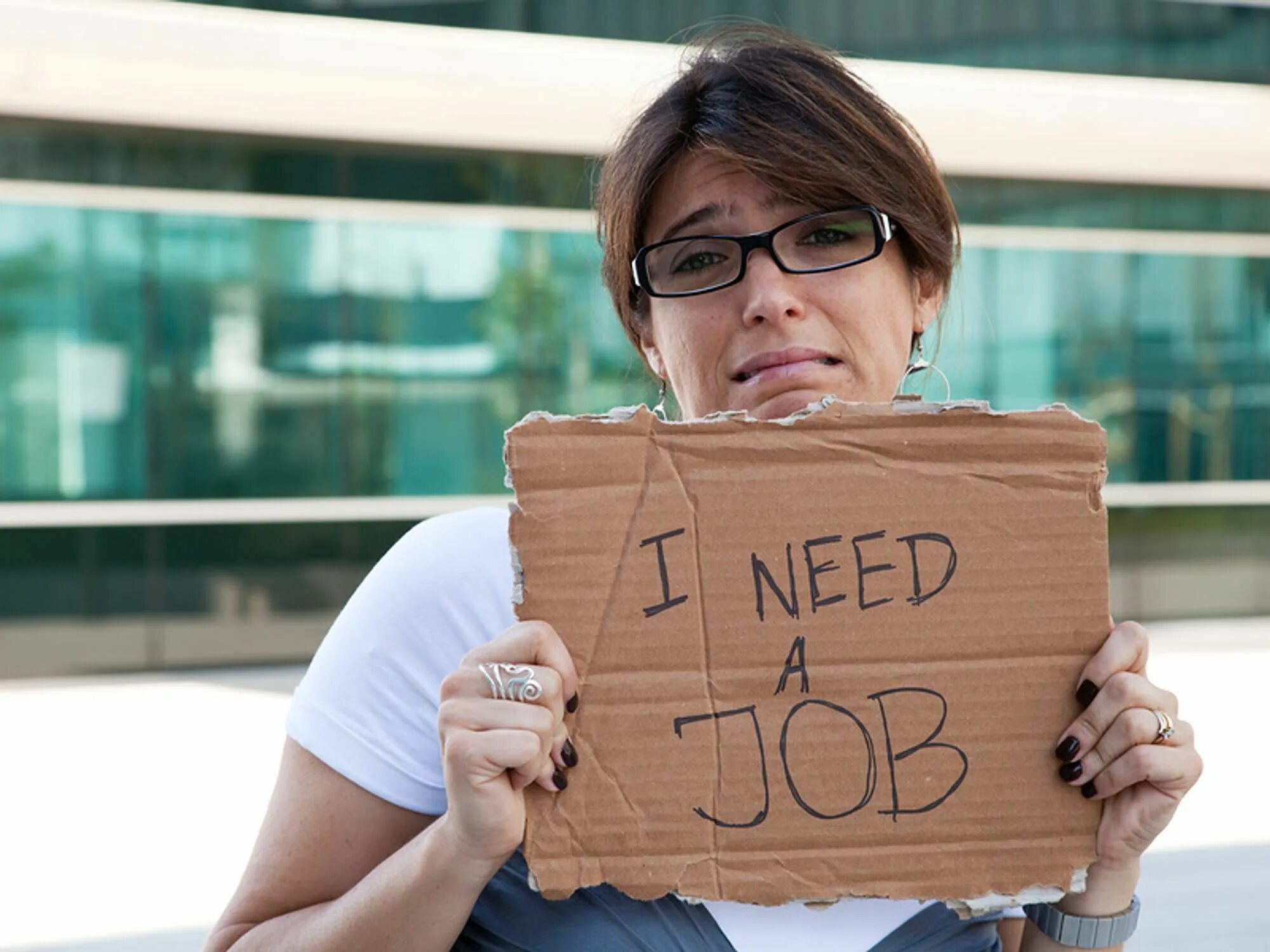 Я была безработной которая хотела построить карьеру. Безработные девушки. Безработная женщина фото. Девушка с картонкой в руках. Безработица девушка.