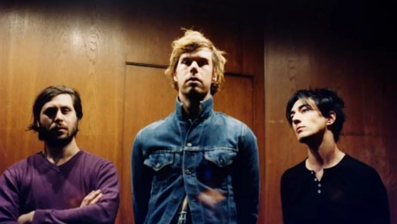 Like liars. Милые обманщицы элисон и ханна. Like liars. Лиарс коллектив. Liars - they threw us all in a trench and stuck a monument on top (2001).