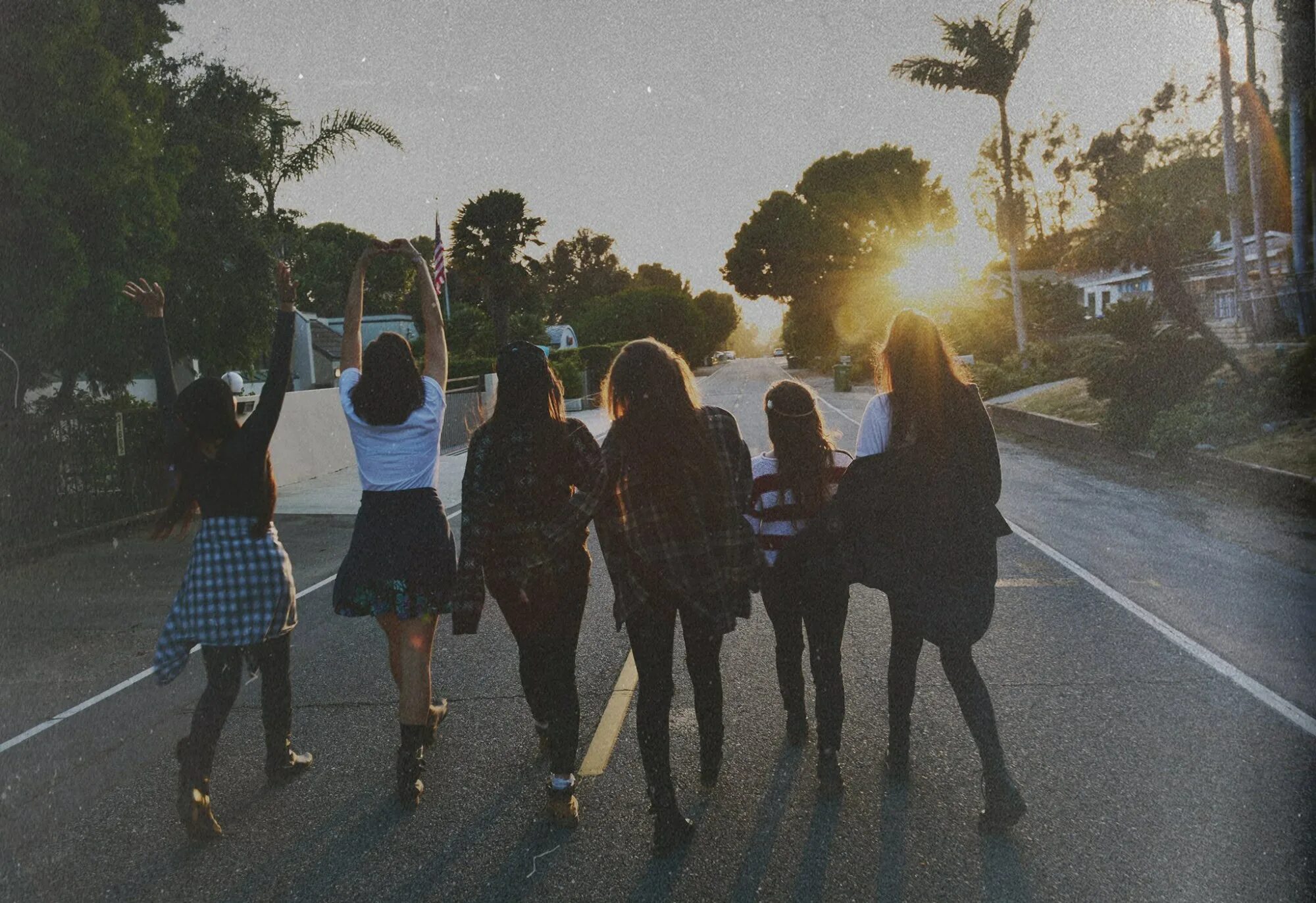 Девочка на улице ночью. Люди в парке. Дети гуляют. Гуляю лицо. Прогулкв на улице с ребе.