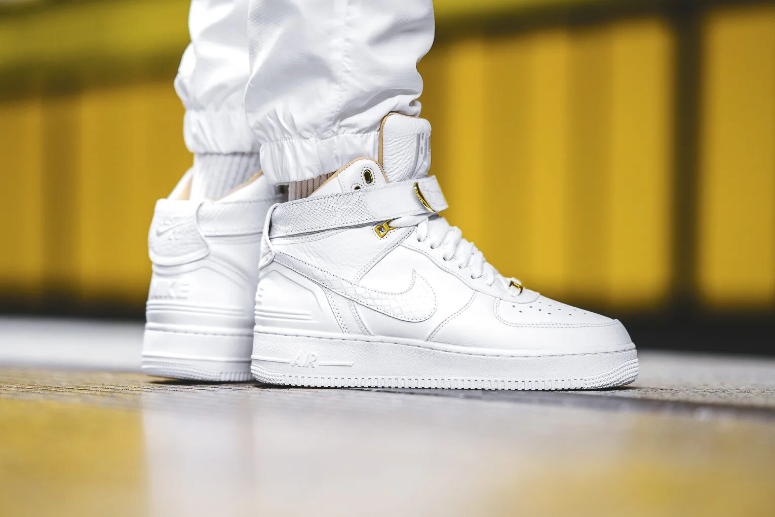 Nike air 1 high. Nike Air Force af1 White Mid. Nike Air Force 1 High White. Nike Air Force 1 Mid White мужские. Nike Air Force 1 High.