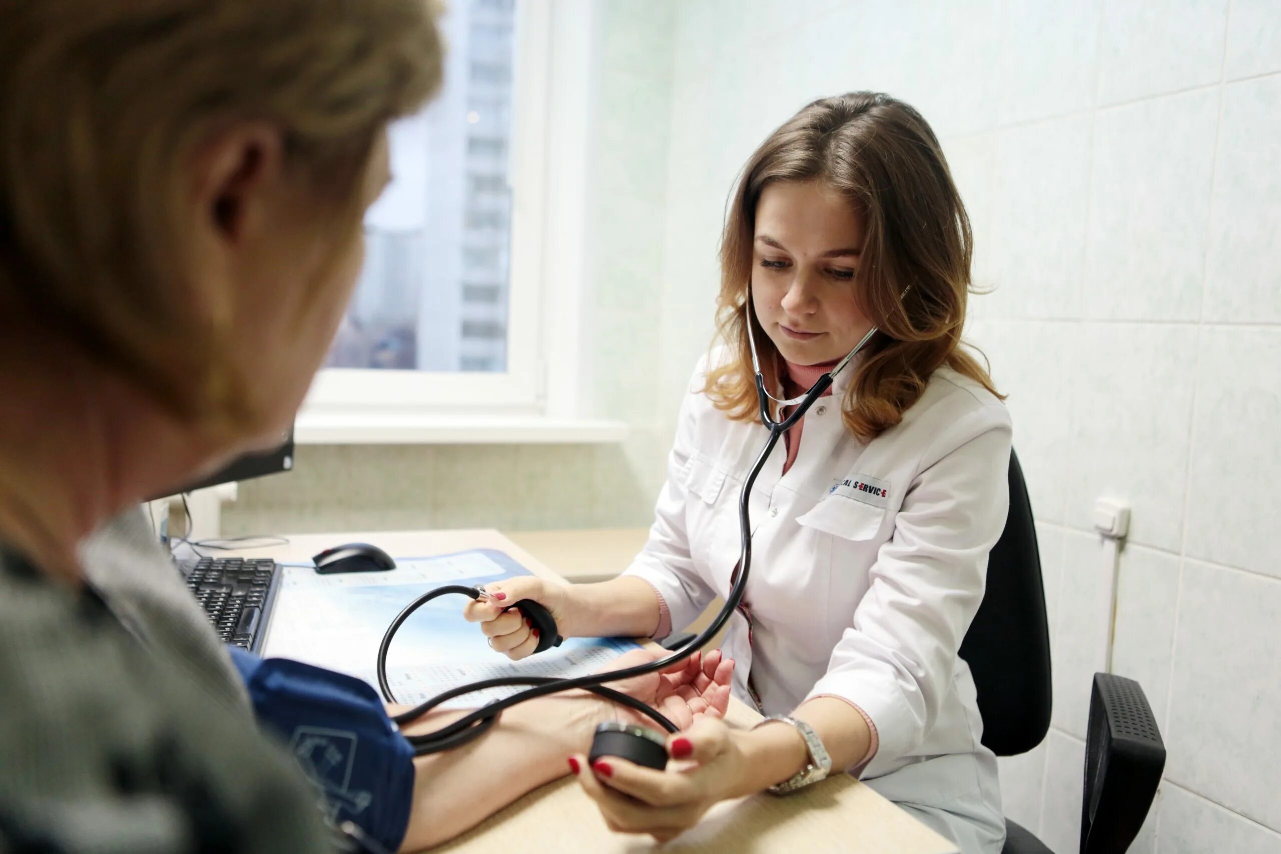 Прикрепление к городской поликлинике. Медицинская тематика. Регистратор в поликлинике. Медицинское обслуживание. Обслуживание в поликлинике.