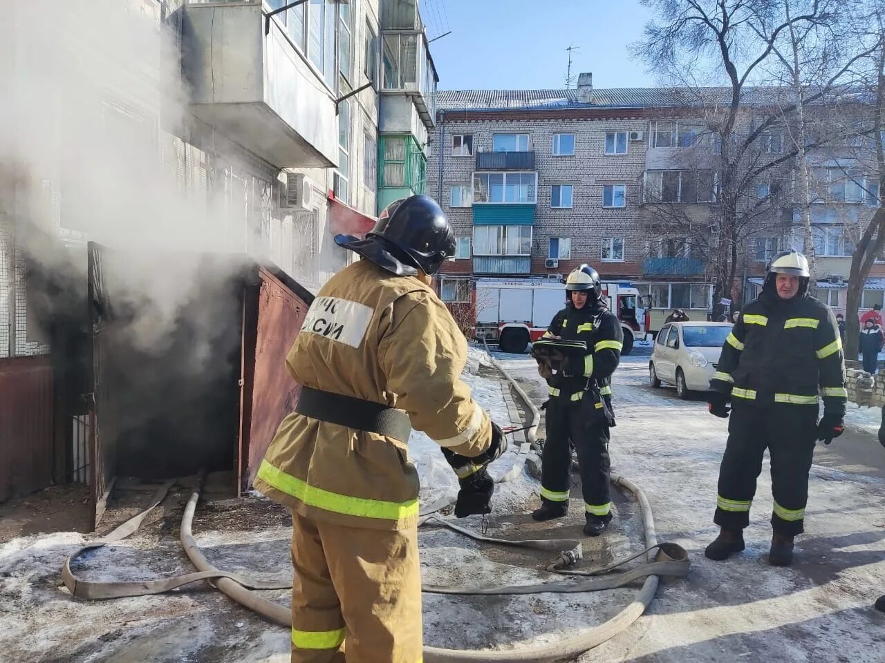 Чп в амурской области сегодня. Пожарный МЧС. Пожар в школе. Пожар в многоквартирном доме. Пожар в городе.