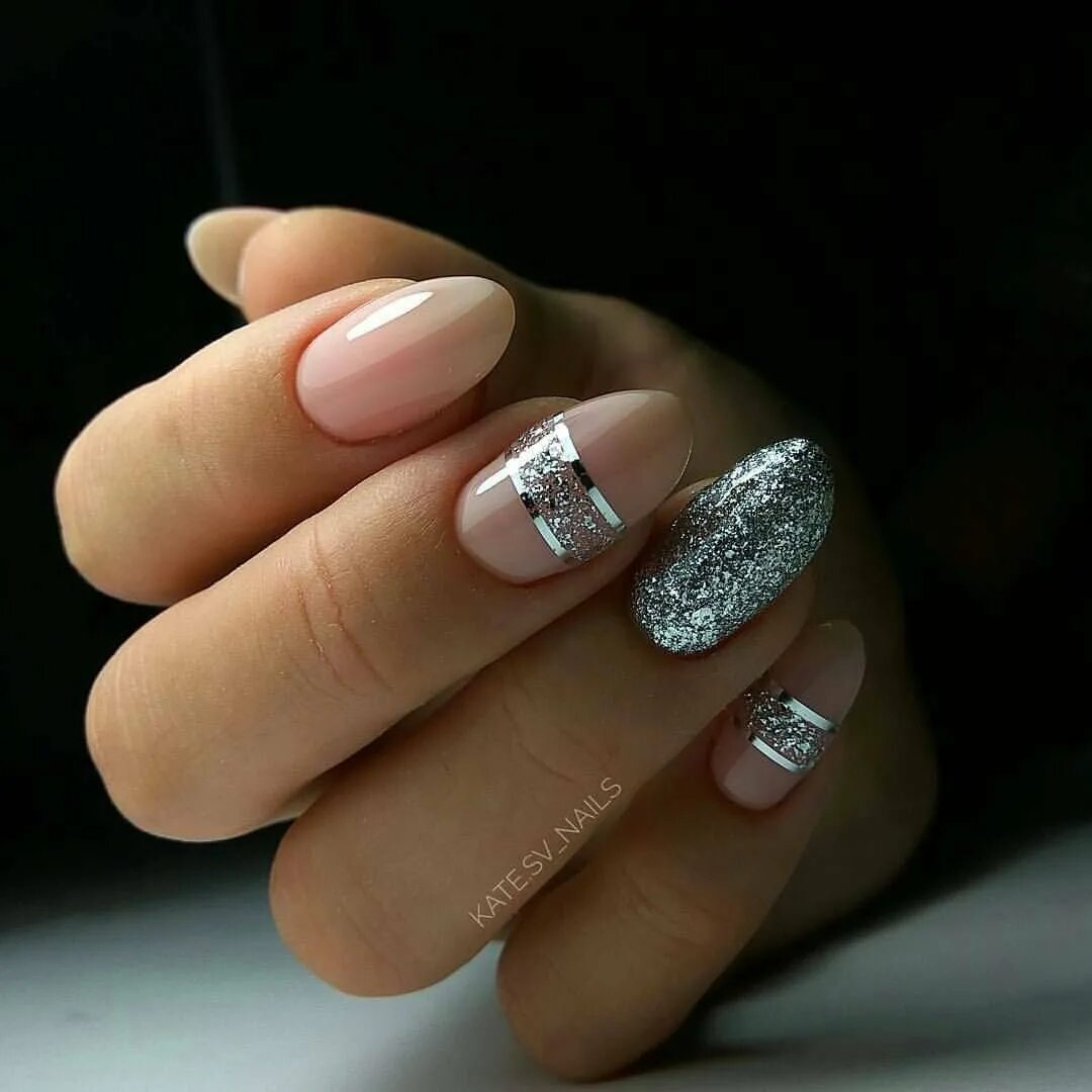 серебристый маникюр. мраморный маникюр 2022. ногти маникюр дизайн серебристый. ногти маникюр дизайн серебристый. маникюр с серебром.