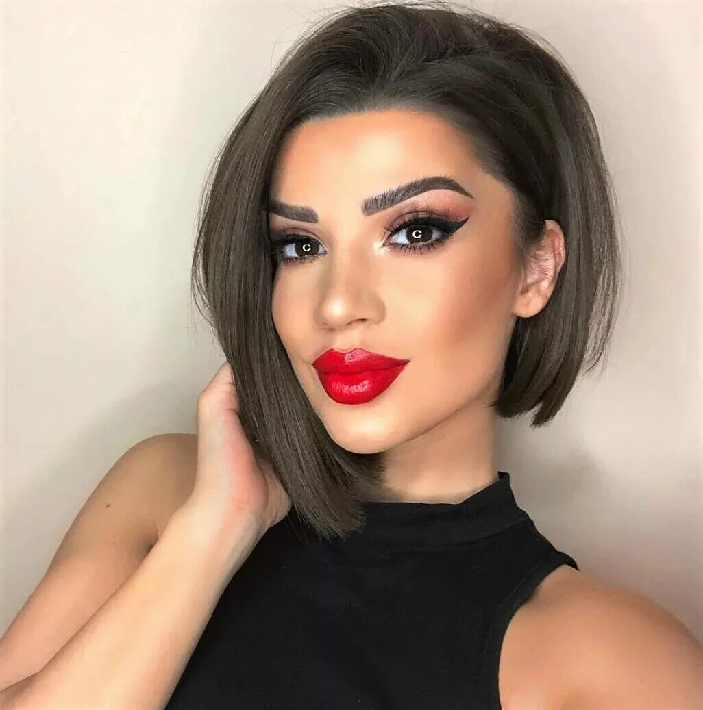 Карэ боб. Боб ассиметрия пикси асимметрия. Стрижки каре асимметрия 2020. Стрижка пикси калманович. Асимметричное каре аксенова.