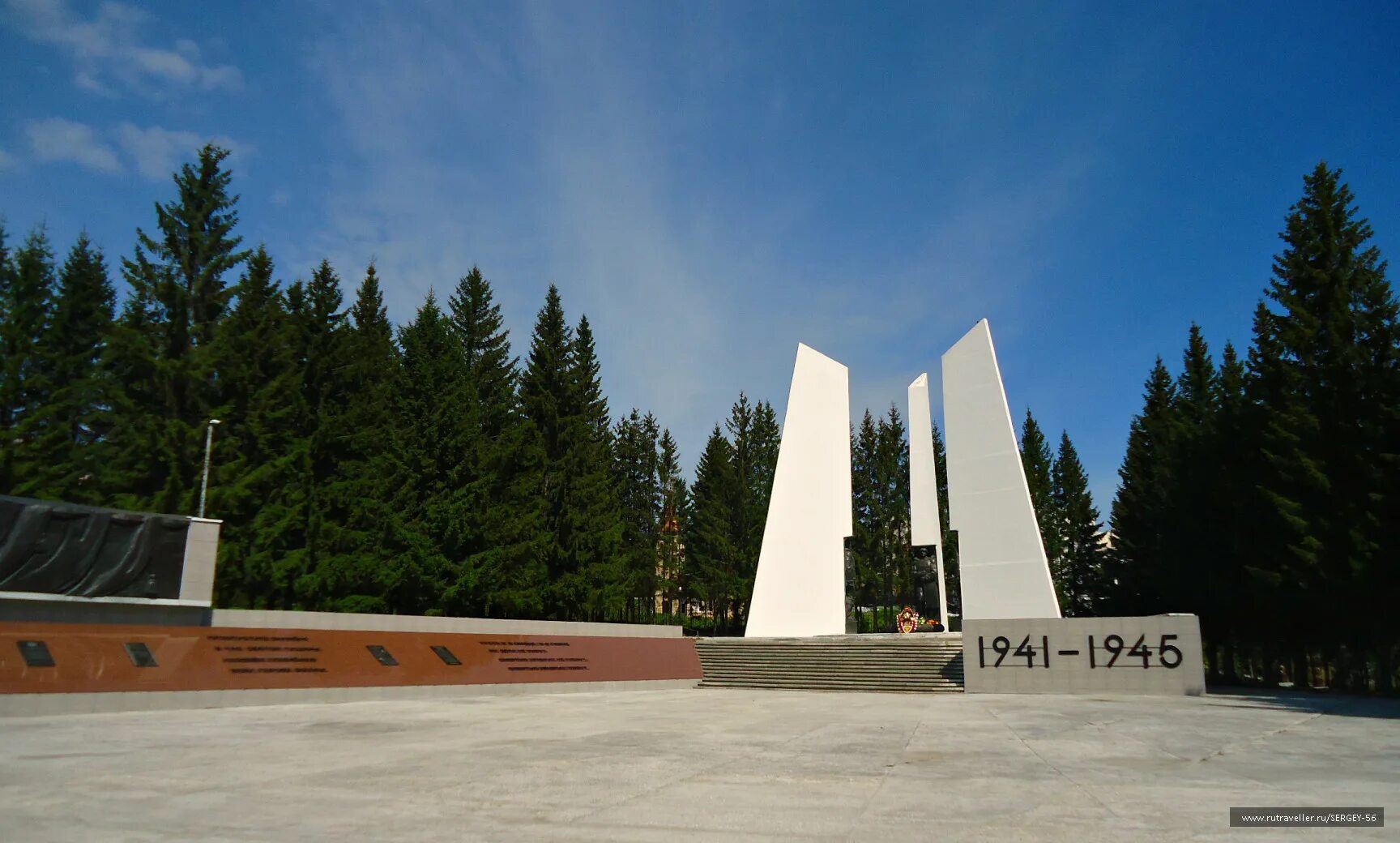 Мемориал в кашине. Мемориал героям великой отечественной войны. Мемориал астрахань. Мемориальный комплекс участникам великой отечественной войны. Памятник великой отечественной киров.