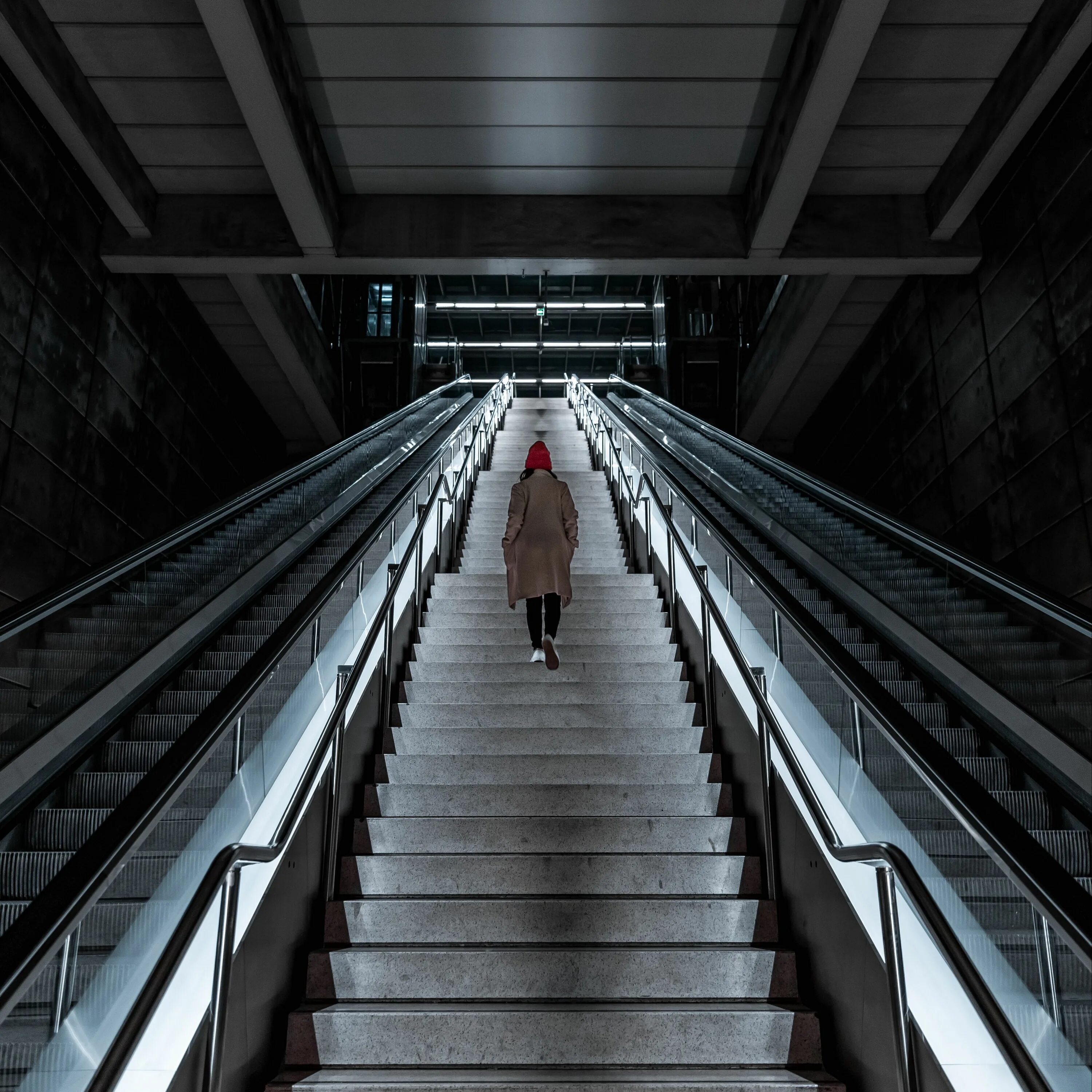 Как называется лестница в метро. Лестница в метро. лестница эскалатор метро. ступеньки в метро. люди на эскалаторе.