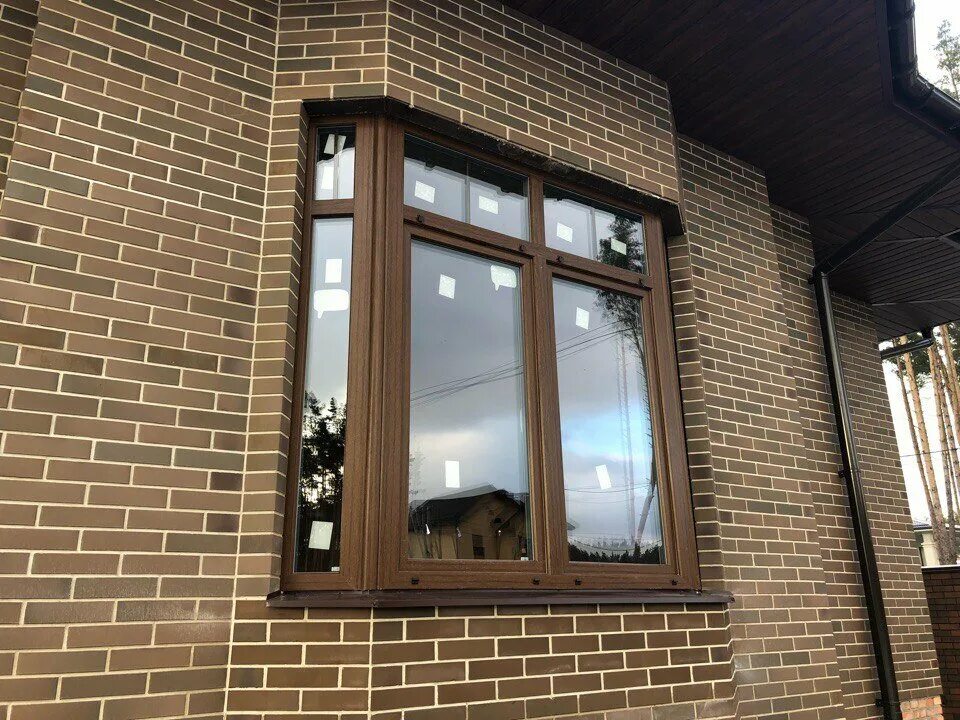 Шпросы темный дуб. Коричневый пластик для окон. Коричневые пластиковые окна. Тёмный дуб ламинация окон. Окна ral 7024 окна пластиковые.