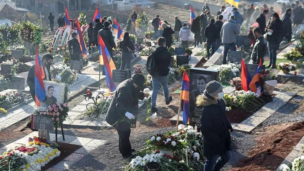 Сколько погибло армян. Ераблур похороны Армения 2020. Ераблур Армения 2020. Кладбище Ераблур Армения Ереван.