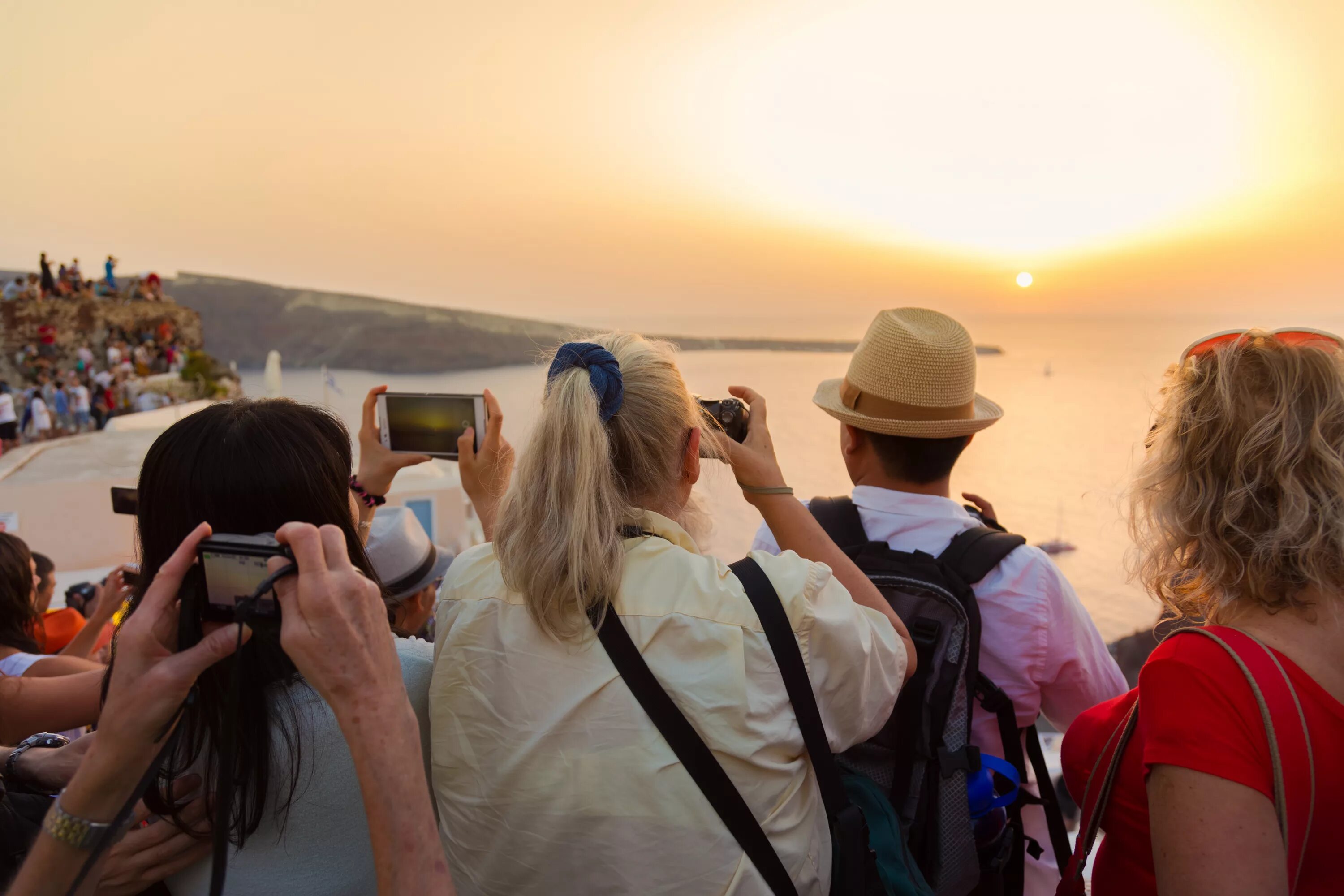 Группа туристов из сша хочет. Туристы фотографируют. Туристы в Греции. Туристы фото. Деловой туризм в Греции.