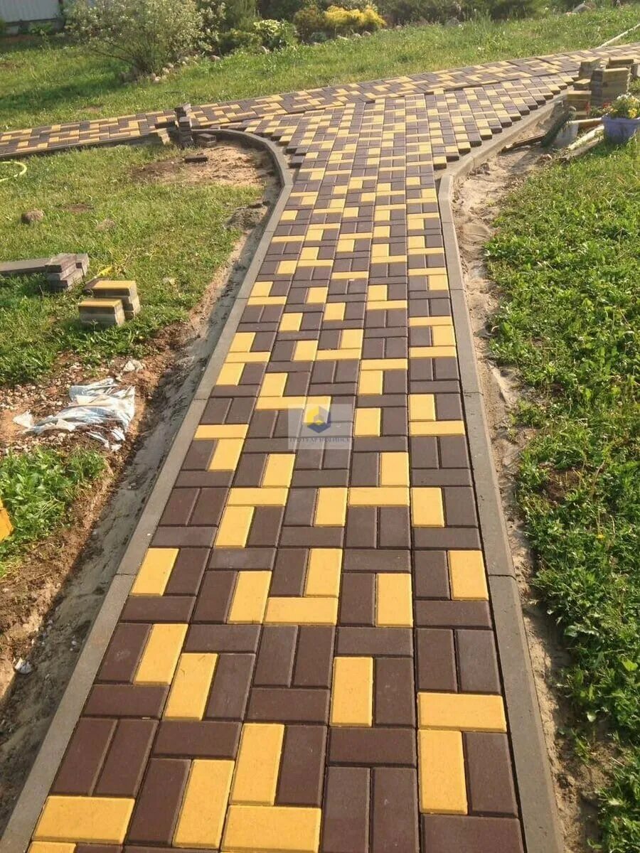 Брусчатка перед домом. Мощение из брусчатки старый город. Брусчатка штейнгот. Мощение клинкерной брусчаткой. Варианты тротуаров.