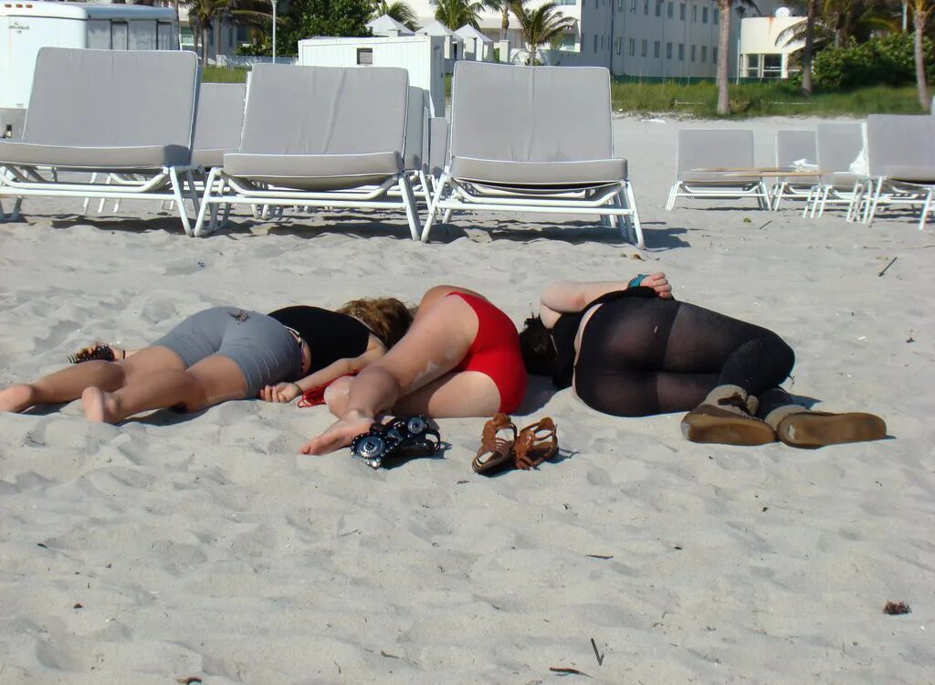 Отдых пьяных девушек. Приколы на пляже. Пьяная женщина на пляже. Смешные пляжные фото. Пьяные отдыхающие бабы.