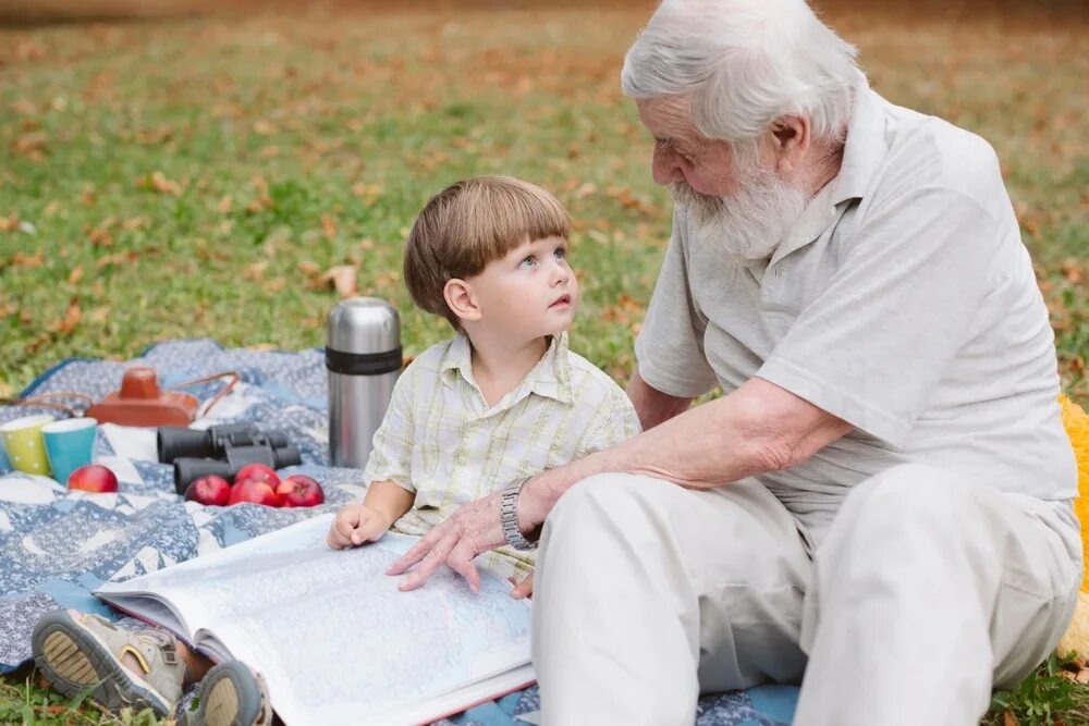 Дедушка и внук. Дед рассказывает внуку. Дедушка с внуками. Мальчик и дедушка.