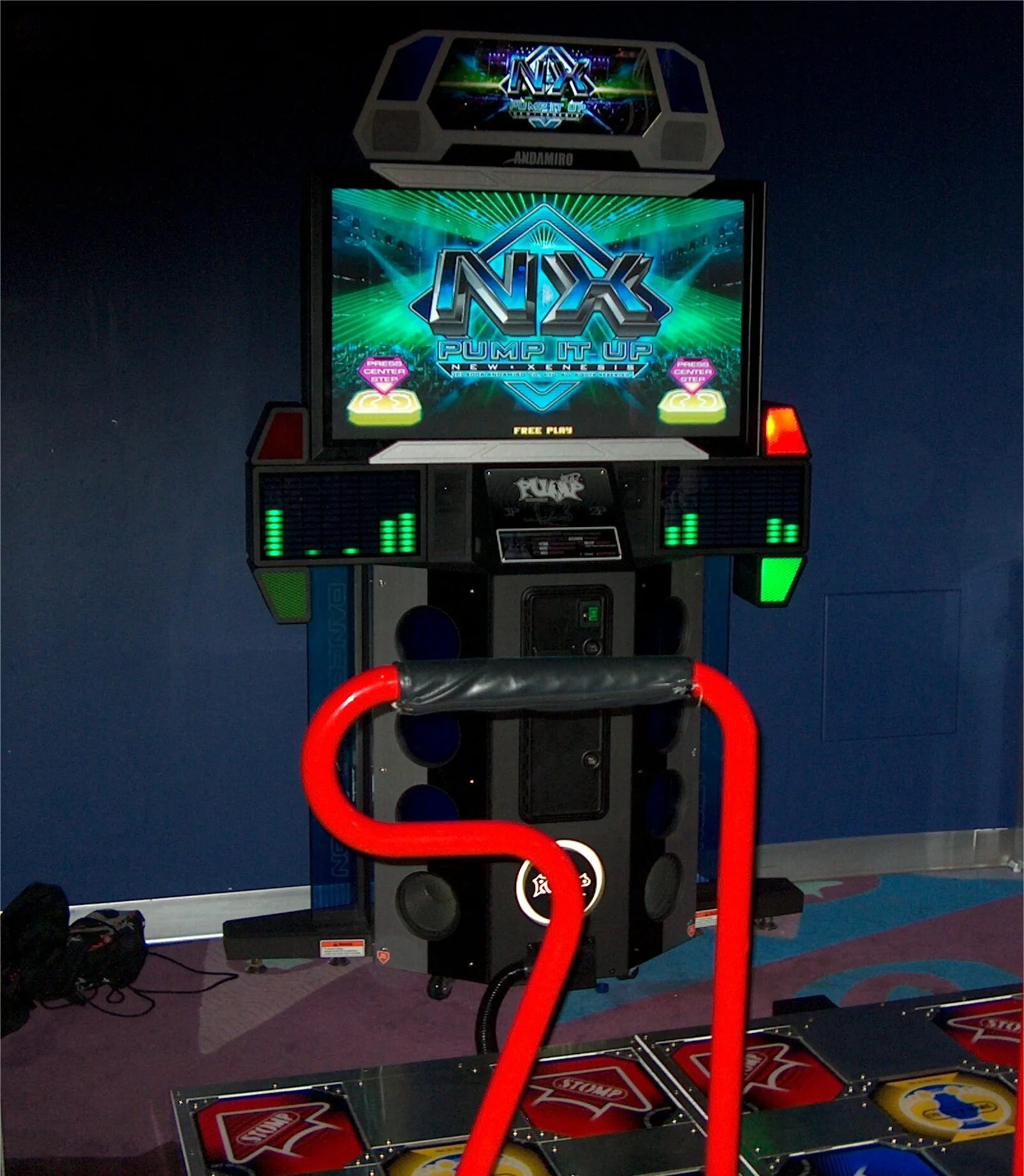 Pump it год. Игровые автоматы andamiro. Pump it pump it up. Танцевальный автомат. Танцевальный игровой автомат.