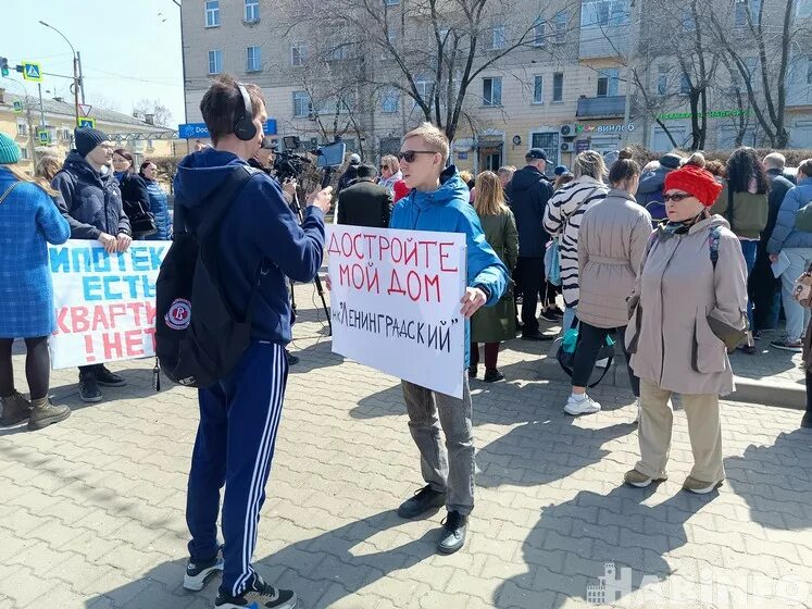 Дольщики. Митинги в Новосибирске Обманутые дольщики. Митинг. Хабаровск люди. Выплаты обманутых дольщиках