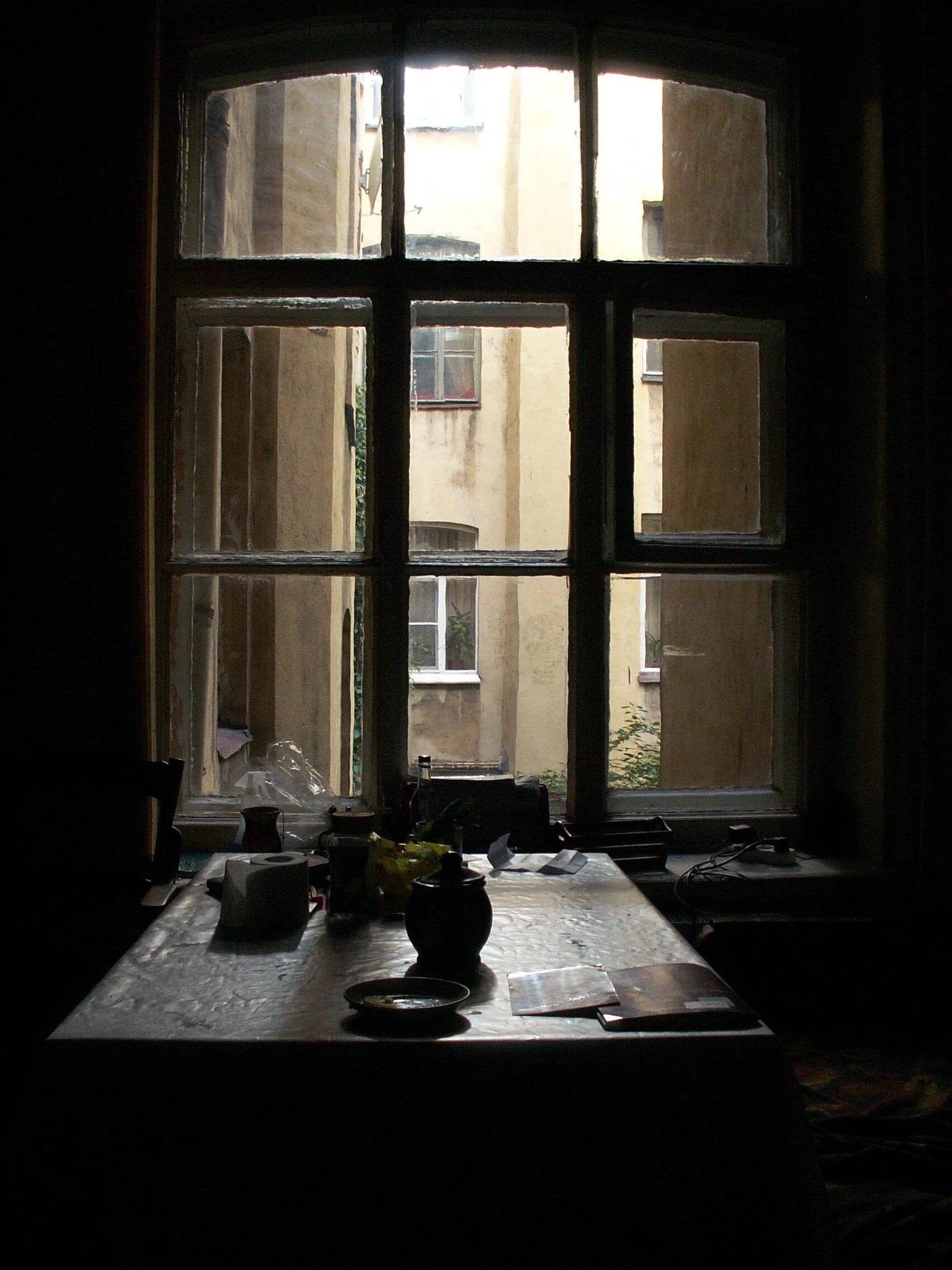 Открытые окна спб. Окно в старой квартире. Вид из старого окна. Старое окно. Старое окно изнутри.