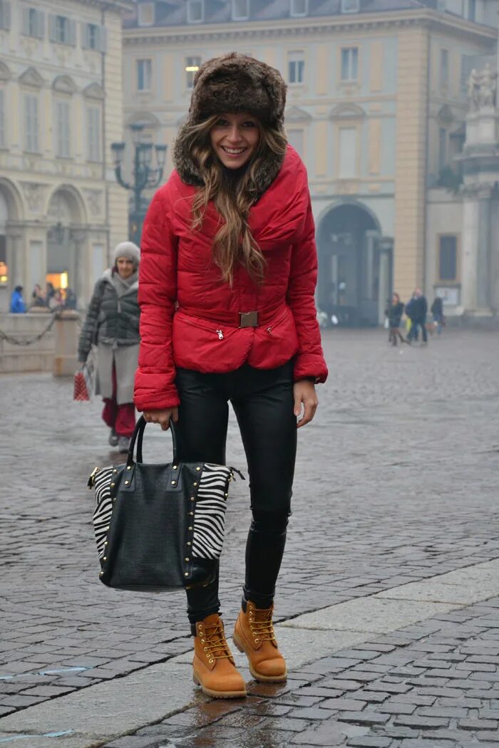 Пальто и ушанка. Шапка ушанка 2022 тренд. Модные образы ушанкой. С чем носить ушанку женскую зимой. Образы с шапкой ушанкой женской.