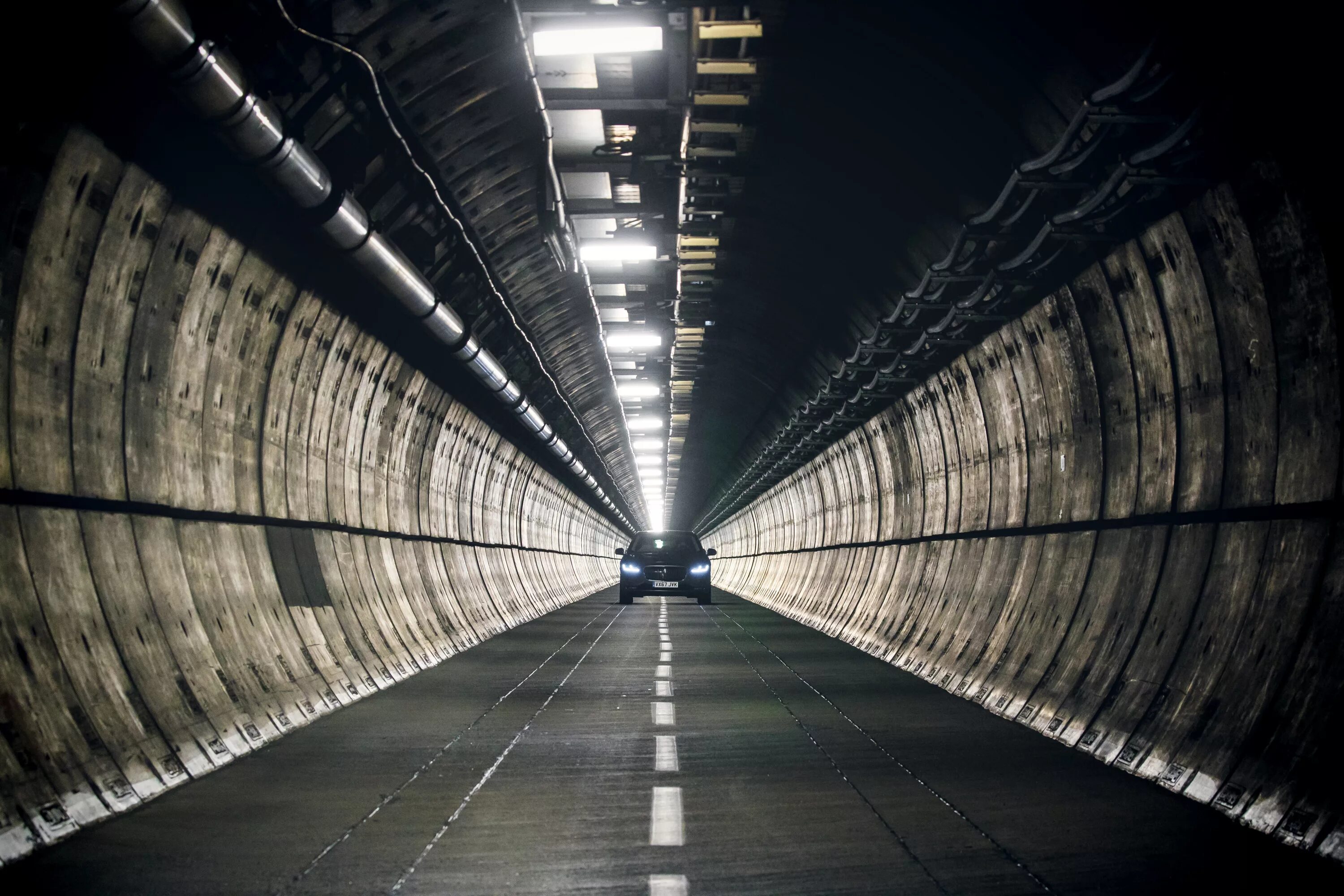 Туннель светлячков. Тема air travel exercises. Пассаж каир париж. Туннель черно белый. Страшный туннель.