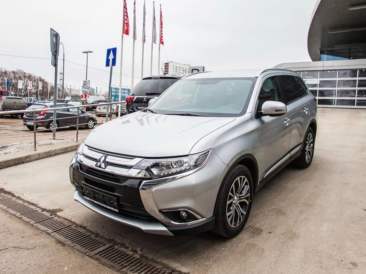 Мицубиси аутлендер годы выпуска. Mitsubishi Outlander 2022 серебристый металлик. Митсубиси Аутлендер 2016. Mitsubishi Outlander серебристый 2021 года. Митсубиси Аутлендер III 2016 Рестайлинг 2.