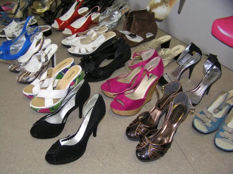 Обувь воронеж сайт. Женская обувь больших размеров. Туфли с рынка. Женская обувь на рынке. Магазин фамилия обувь женская.