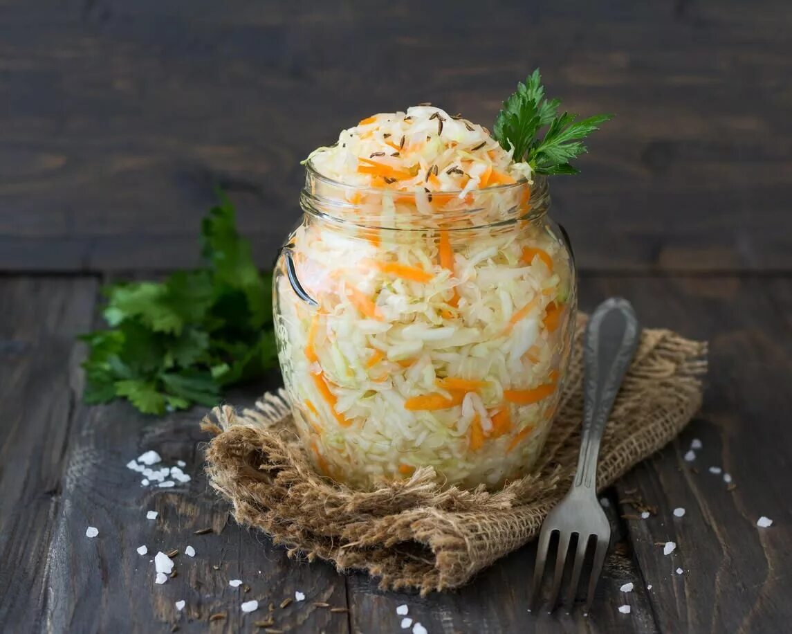 Квашеная капуста готова. Sauerkraut – квашеная капуста.. Ферментированная квашеная капуста. Капуста квашеная классическая. . Шома капуста (квашеная капуста).