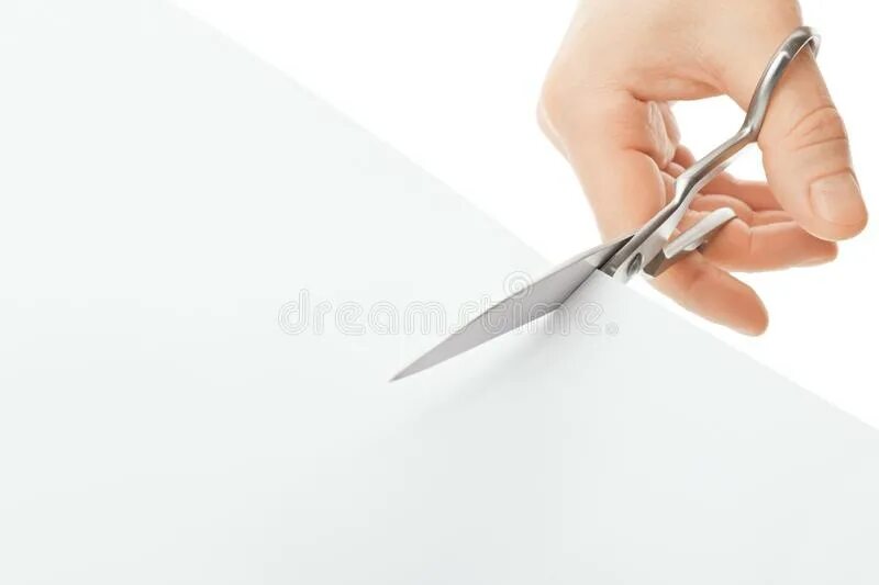 Рука режет ножницами
