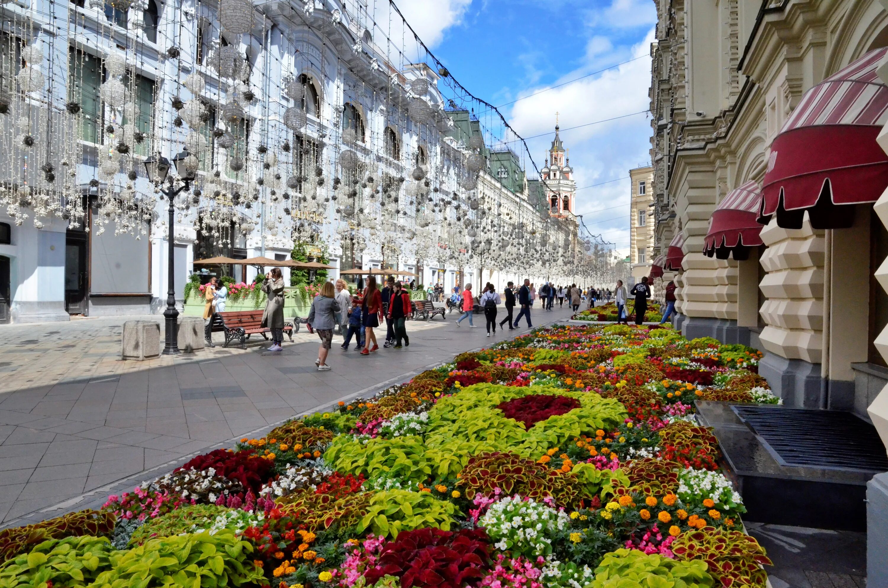 Улицы москвы лето. Улица Никольская Москва летом 2022. Москва улица Никольская экскурсия. Никольская улица Москва лето. Никольская улица в Москве ВДНХ.