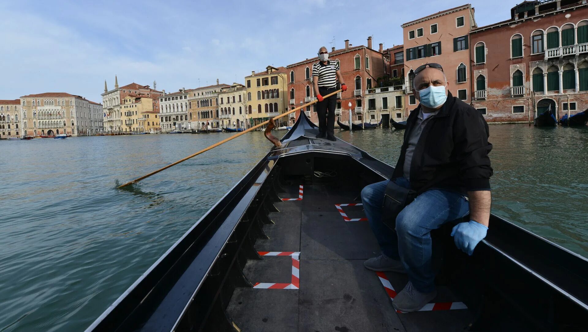 Венецианская гондола на гранд канале. Grand canal венеция. Пражская венеция. Гранд канал в венеции фото. Венеция в марте.