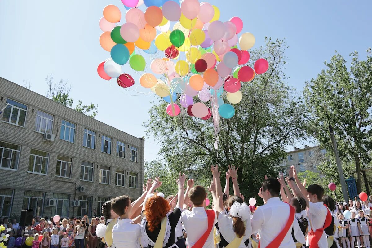 Фотосессия последний звонок. Последний звонок линейка. 25 мая 2009 год. 25 мая 2009 год. Образ на последний звонок.
