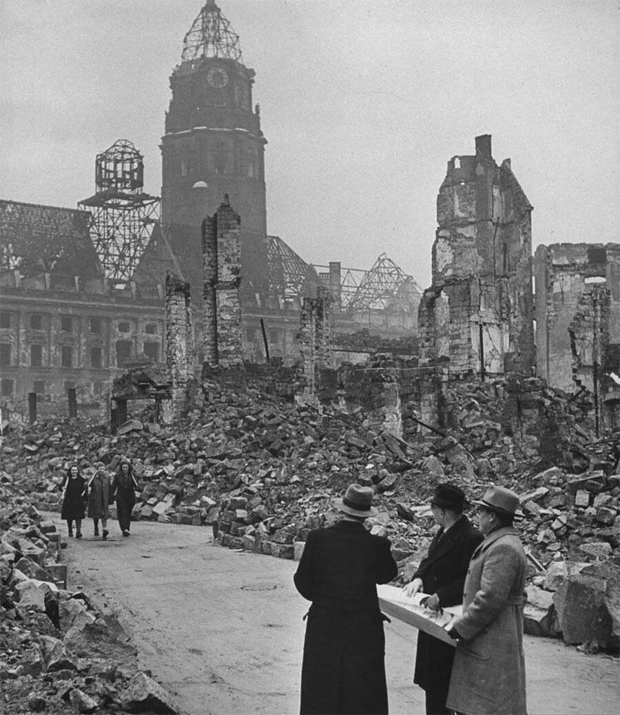 Немецкие города после войны. Дрезден бомбардировка 1945. Дрезден 1944. Разрушенный Дрезден 1945.