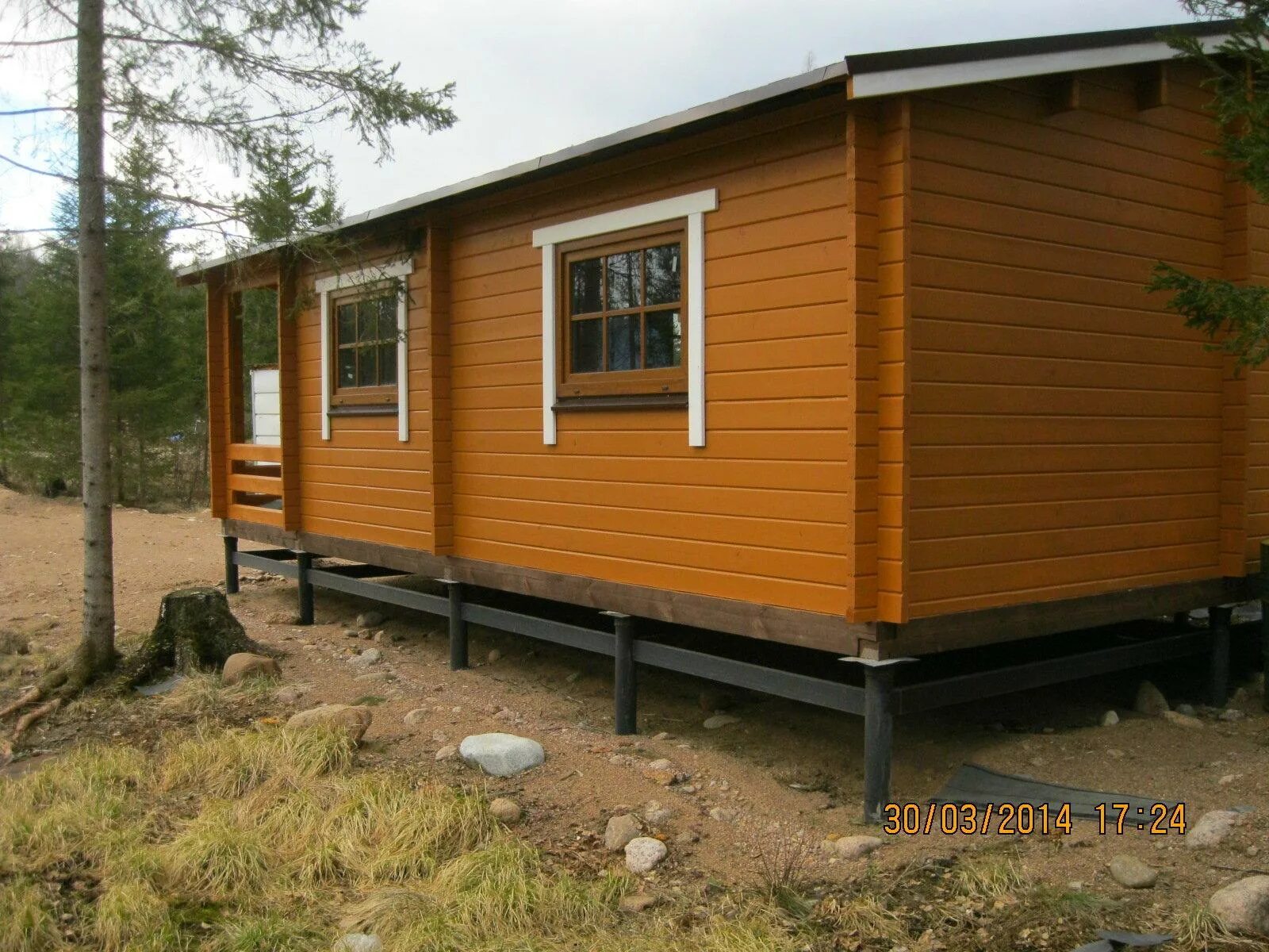 Винтовые сваи под сарай. Сваи под бытовку. Бытовка на винтовых сваях. Вагончик бытовка на сваях. Дом из вагончика на сваях.