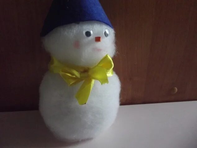 Новогодняя игрушка снеговик из синтепона. Снеговички из синтепона. Елочные игрушки из синтепона. Объемный снеговик из синтепона. Как сделать снеговика из синтепона.