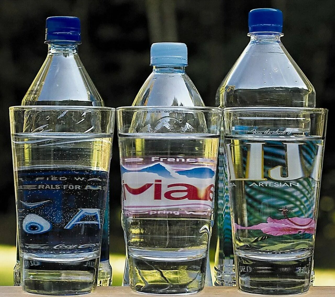 Бесплатная питьевая вода. Питьевая вода в бутылках. Питьевая вода бренды. Бутылка для воды. Марки воды в бутылках.