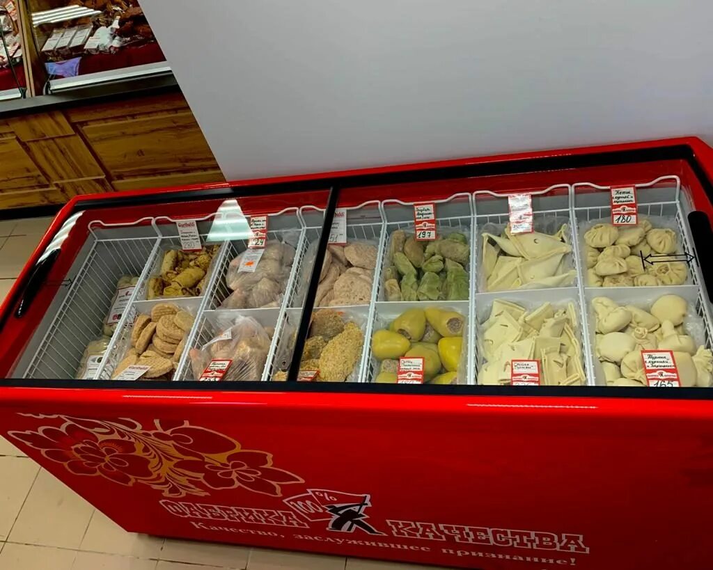 Колбасная витрина выкладка. Фабрика качества товаров. Изделия фабрики качества. Ассортимент колбас фабрика качества. Ассортимент товаров фабрики качества.