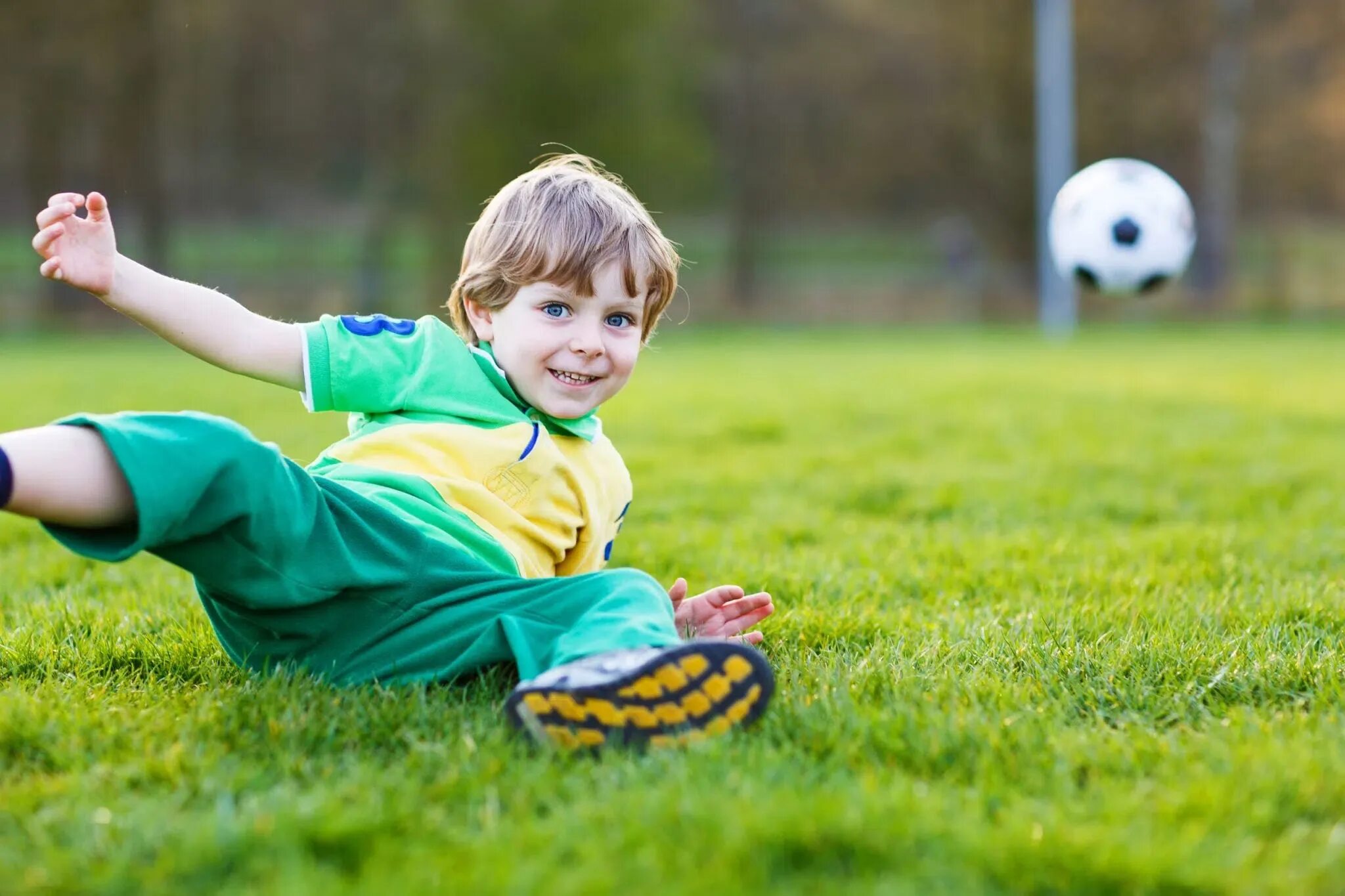 I can playing football. Спорт дети. Детский футбол. Футбол дети. Мальчик с мячом.