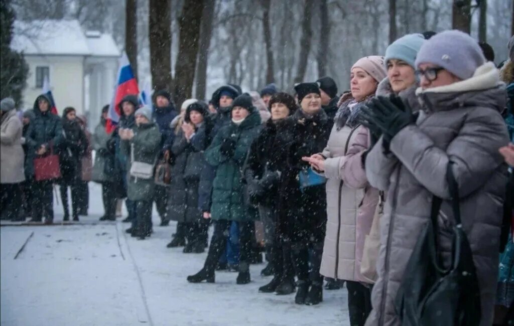 Участники сво смоленск. Митинг. Митинг в сквере воинов-интернационалистов в Смоленске. Митинг сво. Митинг в поддержку России.