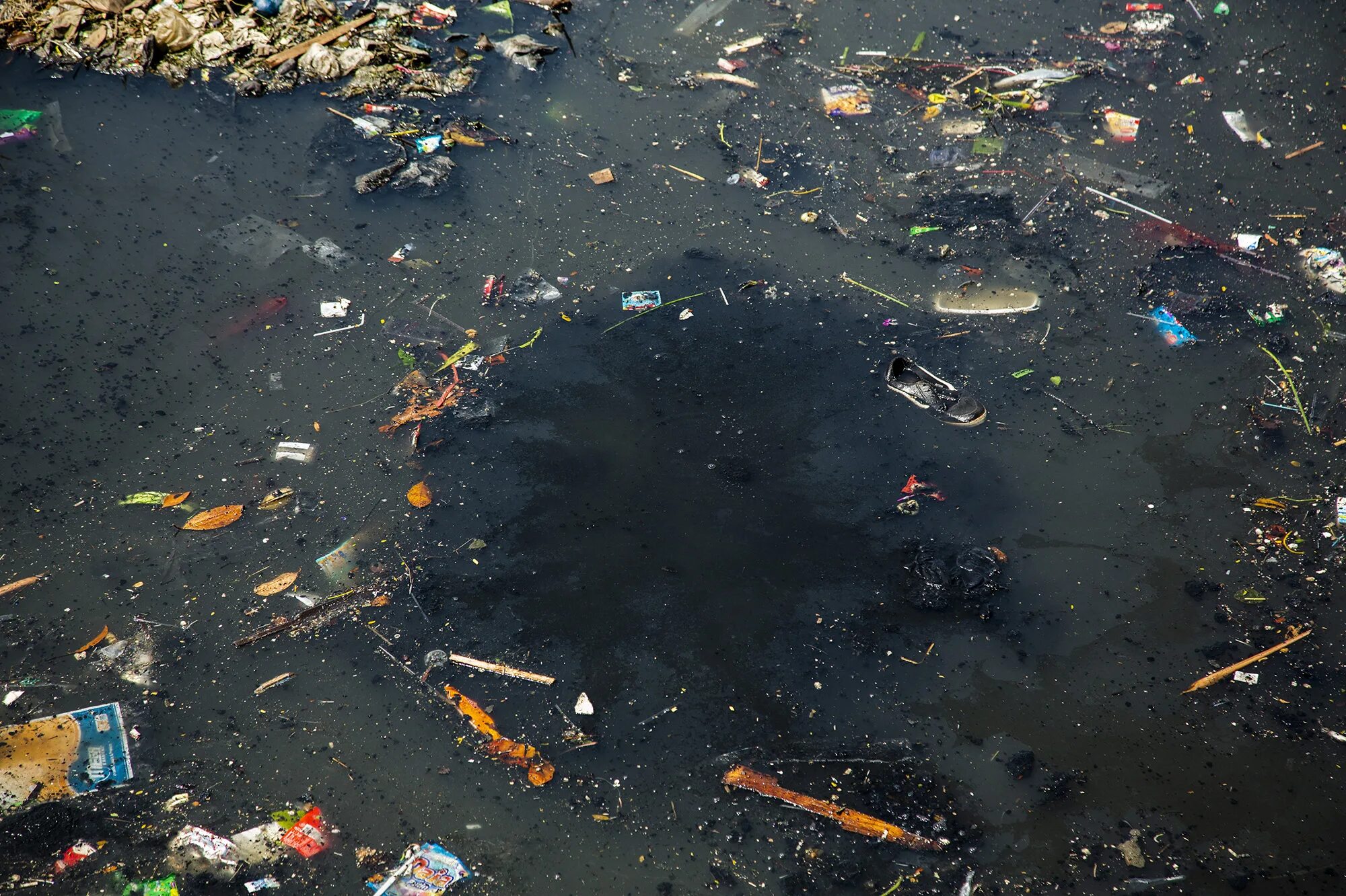 Pollution pictures. Река Читарум. Самая грязная река в мире Читарум. Река Читарум в Индонезии. Река Цитарум.