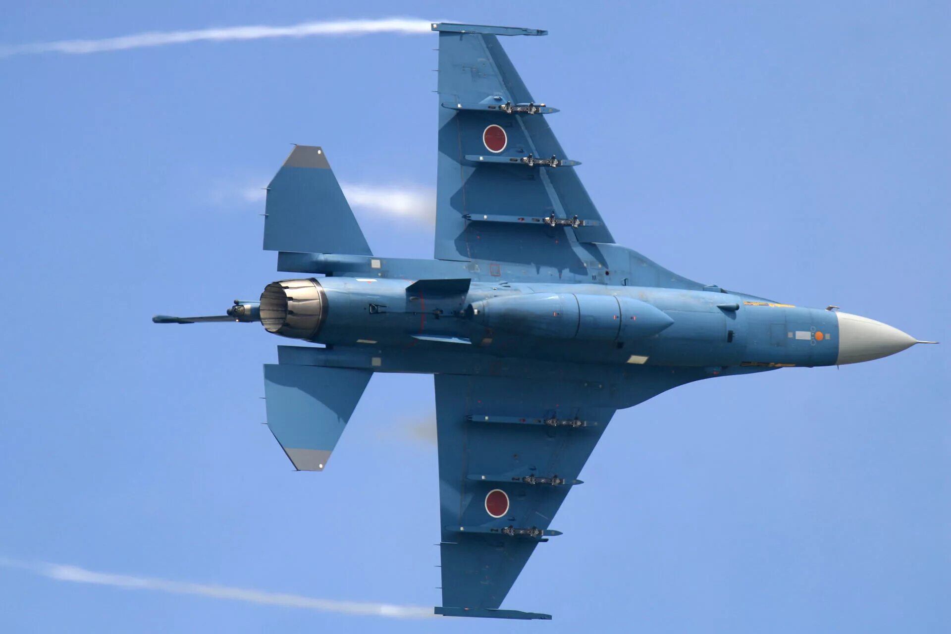 Истребители японии. Mitsubishi f-2. Японский истребитель Mitsubishi f2. Mitsubishi f-2 и f-16. Самолет Mitsubishi f-2a.