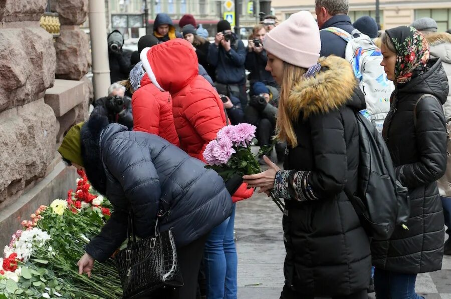 Теракт в Питере 3 апреля 2017 года фото. Трагедия СПБ метро Технологический институт открытки. Взрыв в метро СПБ 2017 фото погибших. Акция в память о погибших в теракте