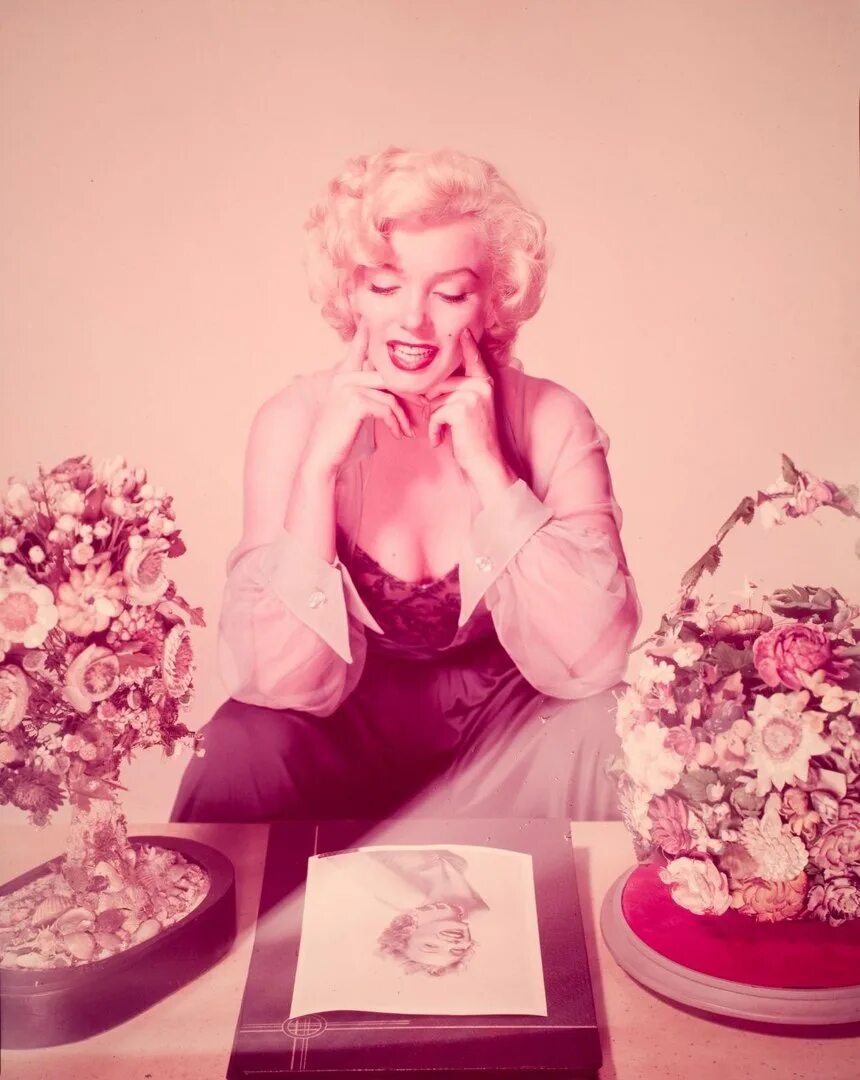 мэрилин монро 2020. роза монро цветок. монро цветы. Marilyn monroe 1926 1962. мэрилин монро с цветком.