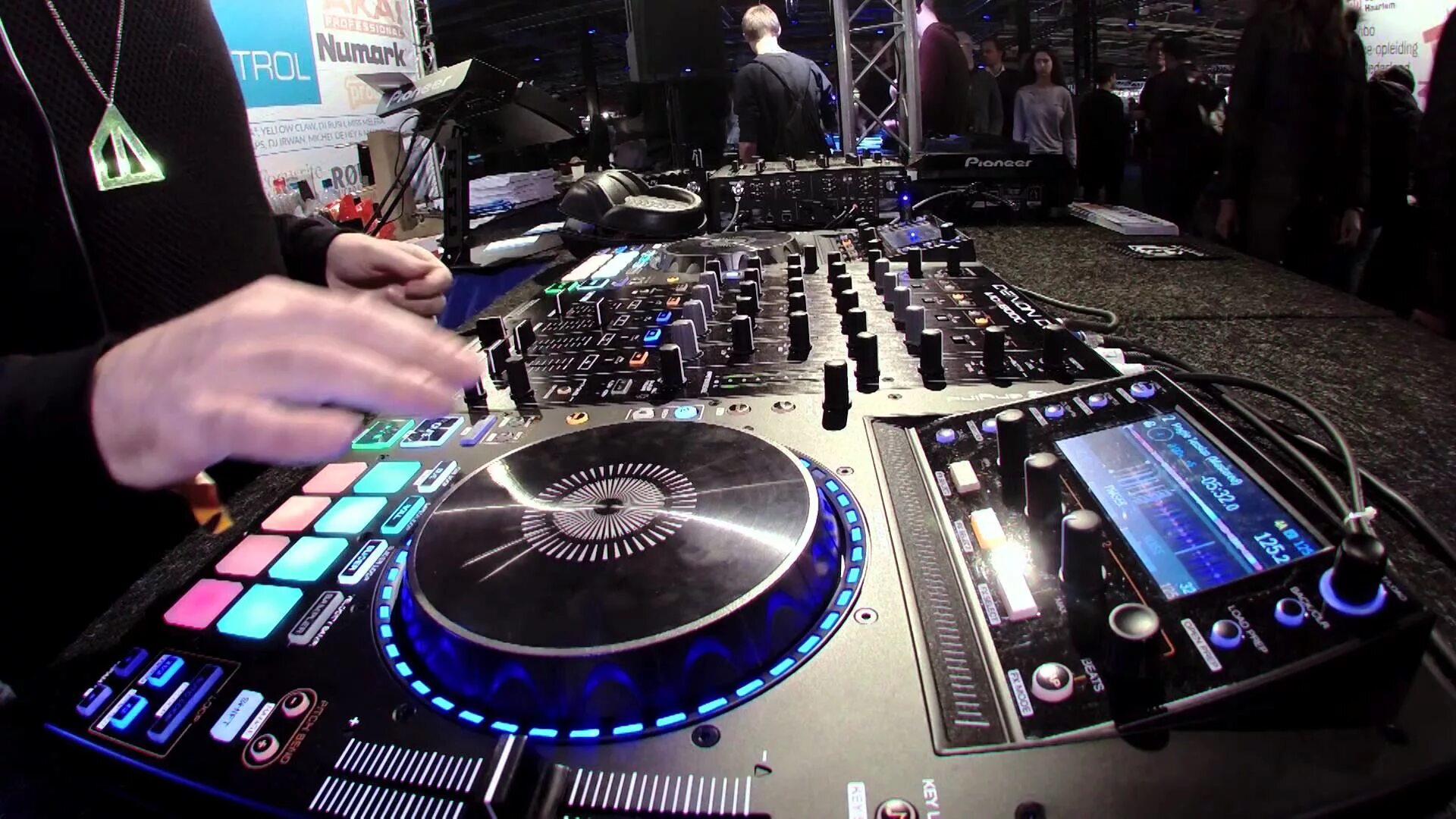 Digital dj. Диджейский пульт Max DJ 305.. Denon DJ mcx8000. Диджейский контроллер d400. Диджейский пульт Digital Jokey 2.