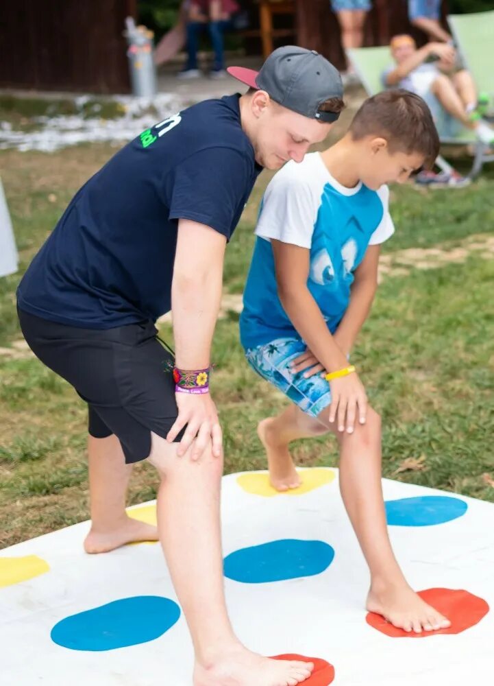 Твистер игра видео. Kid twister. Игра twister. Игра в твистер босиком. Kid twister.