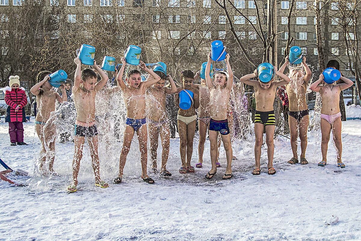 Закаливание. Обливание закаливание. Закаливание водой. Закаливание водой детей.