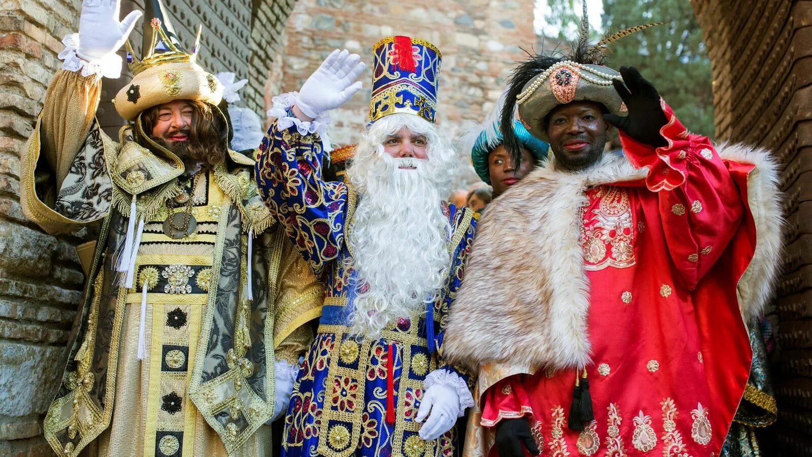Праздник короля магии в испании. Лос рейес магос. Кавалькада волхвов в испании. Кто празднует los reyes magos. Los magos.