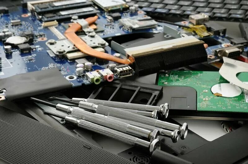 Ремонт ноутбуков в москве computer service. Разобранный ноутбук. мастерская по ремонту компьютеров. разобрали стол компьютерный. ремонт пк арт.