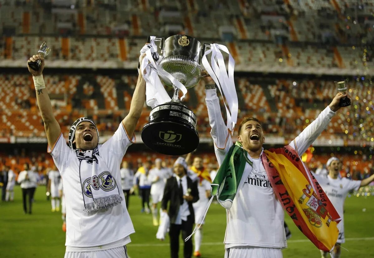 Реал мадрид чемпион. Марсело кубок. Реал мадрид после матча пресс конференция. Кубок короля реал мадрид. Кубок короля реал мадрид.