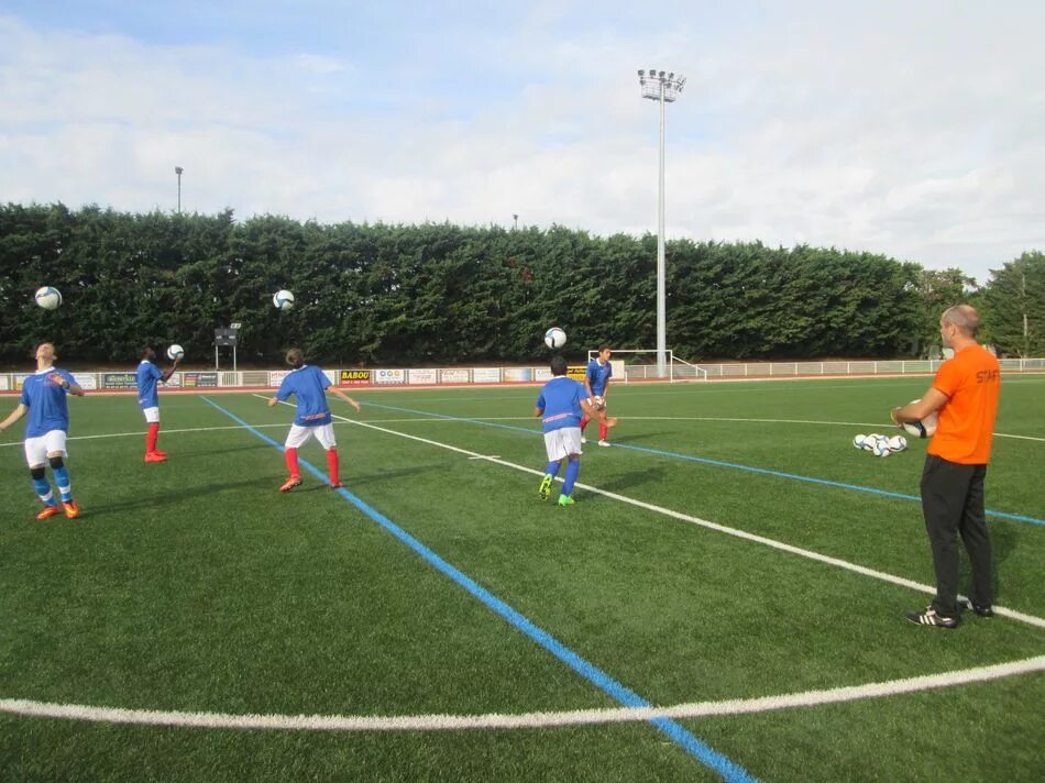 Football practice. Футбольный лагерь. Футбольное поле в лагере. Футбольное поле в лагере новая волна. Волна спортивный лагерь футбольное поле.
